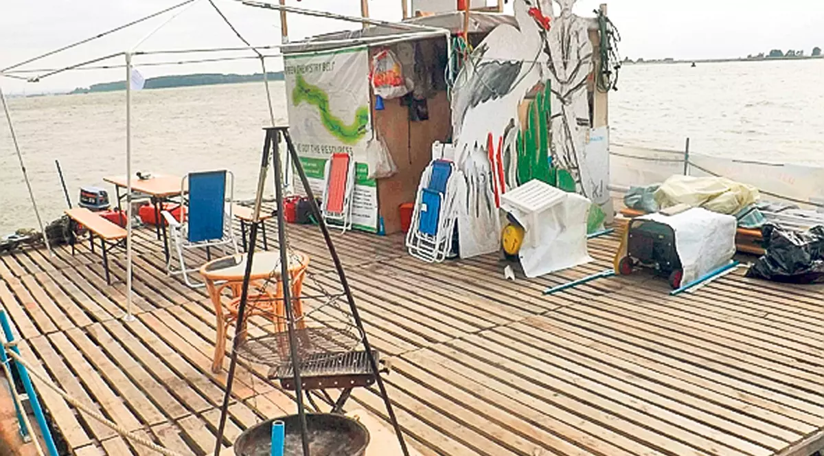 În plimbare pe Dunăre cu o PLUTĂ DIN LEMN! GALERIE FOTO