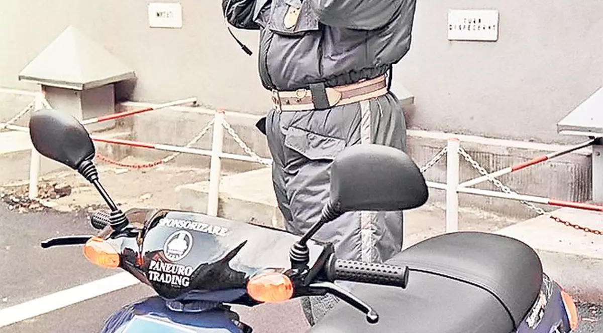 Au scutere, dar nu are cine să le conducă