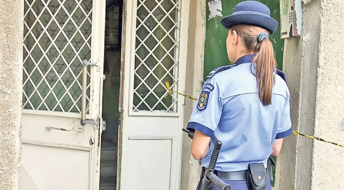 EXCLUSIV | Poliţista a furat banii şi telefonul unei hoaţe!