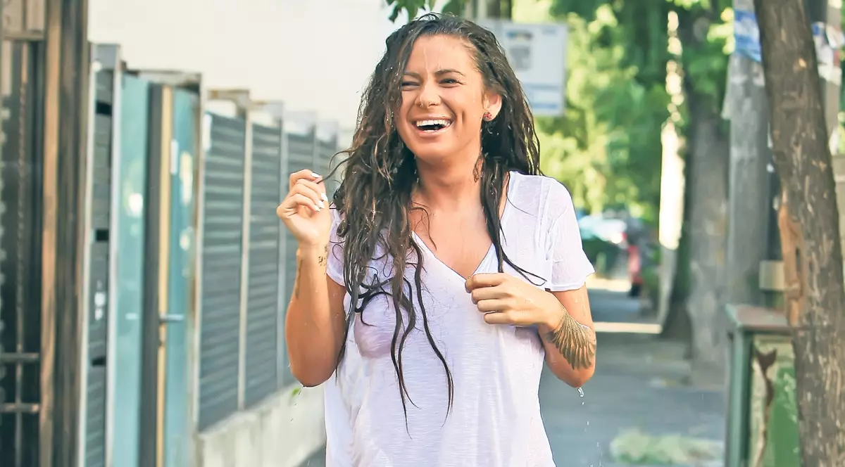 Ice bucket: campanie umanitară sau concurs de tricouri ude? Noi defilăm cu Vancea udă toată!