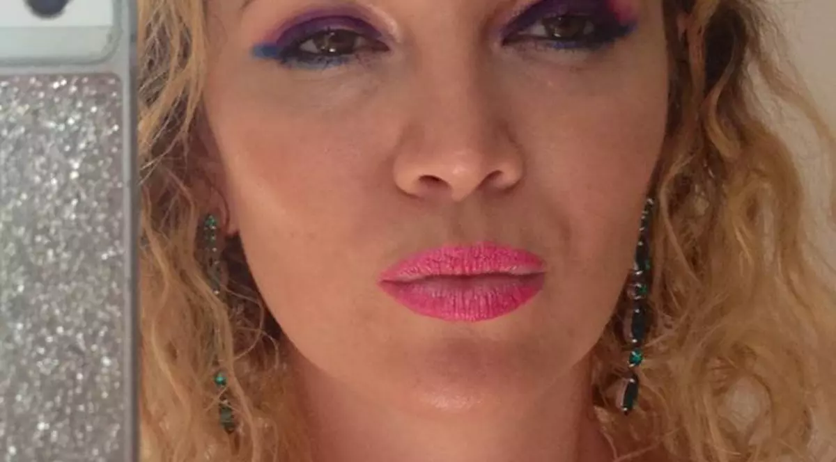 A CUPRINS-O RUŞINEA? Oana Lis NU SE MAI DEZBRACĂ la piscină | FOTO