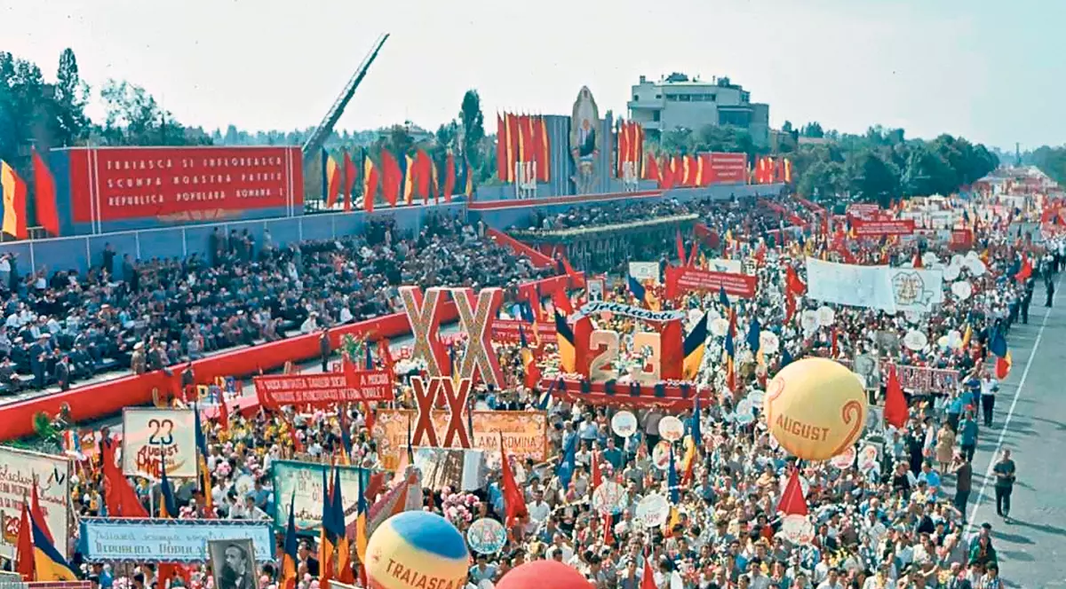 Vă mai amintiţi? De fiecare 23 August, 160.000 de oameni mimau fericirea