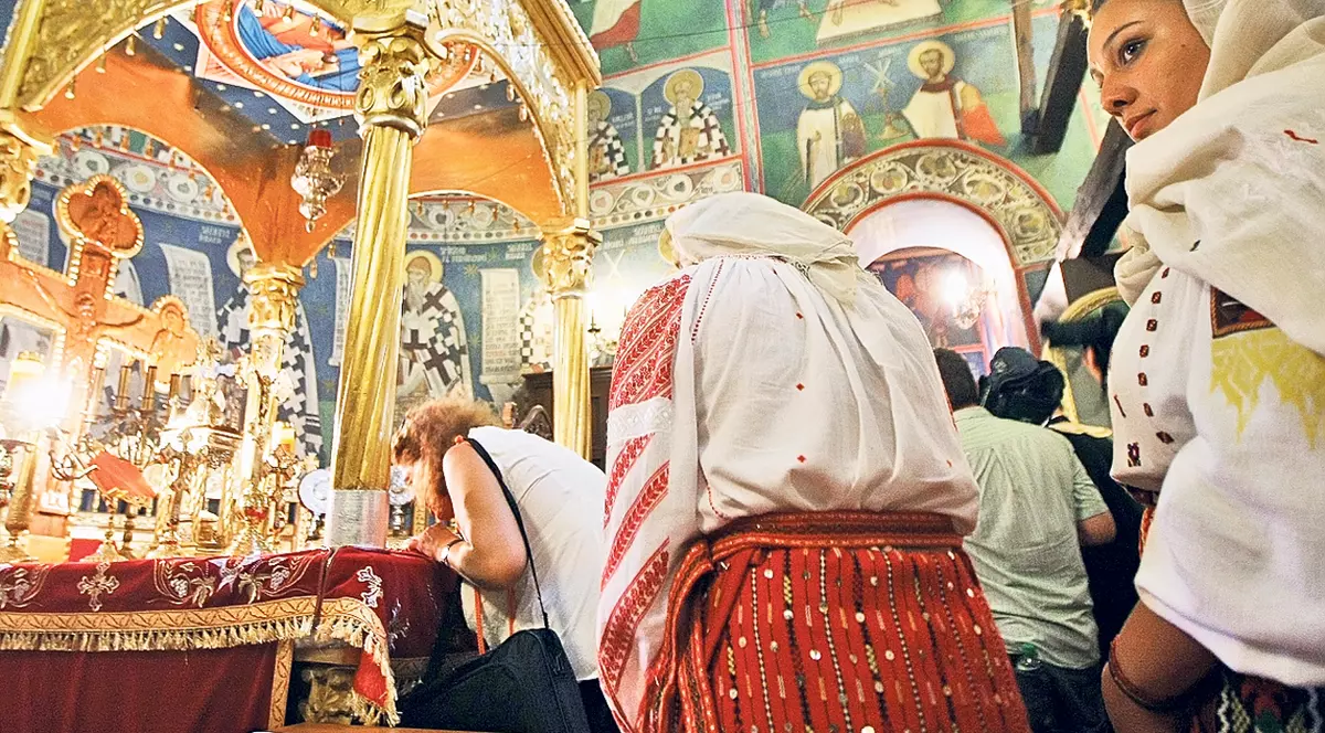 Trei zile de pelerinaj la Biserica Sf. Gheorghe Nou din Bucureşti! Mii de femei au intrat şi s-au rugat în altar