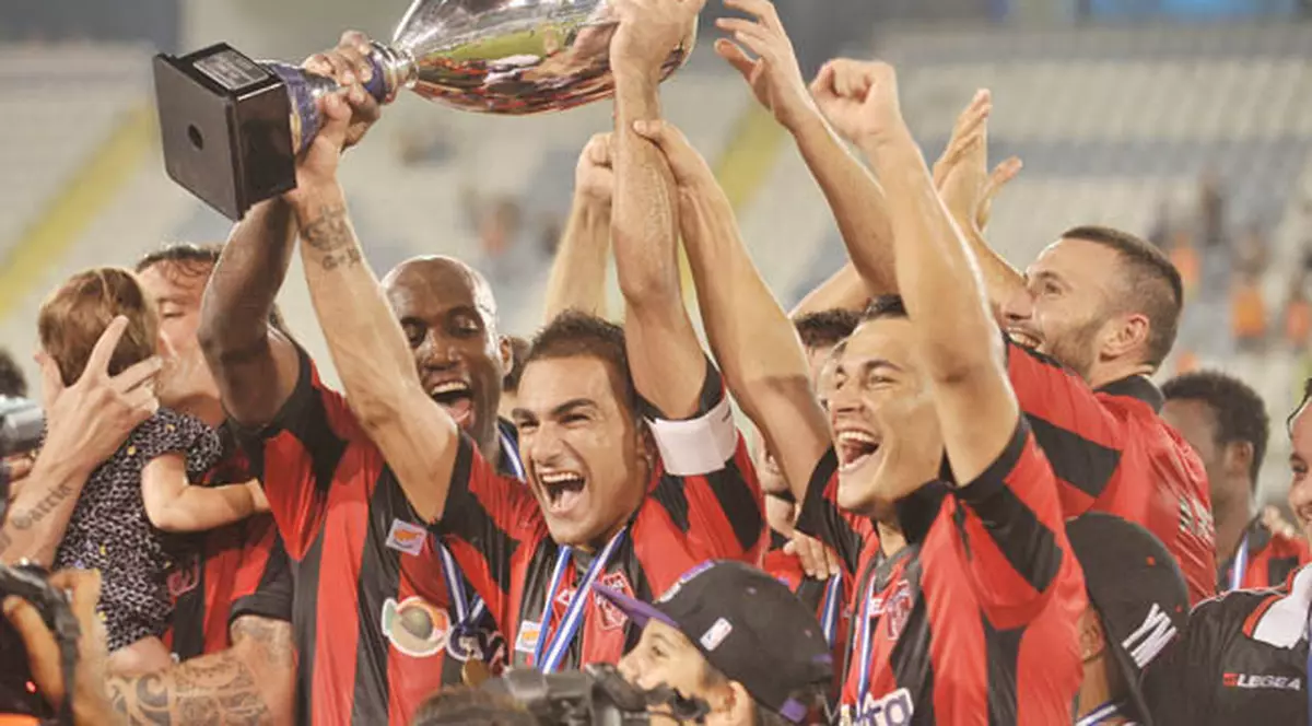 VIDEO / Fostul dinamovist Mircea Axente a câştigat Supercupa Ciprului