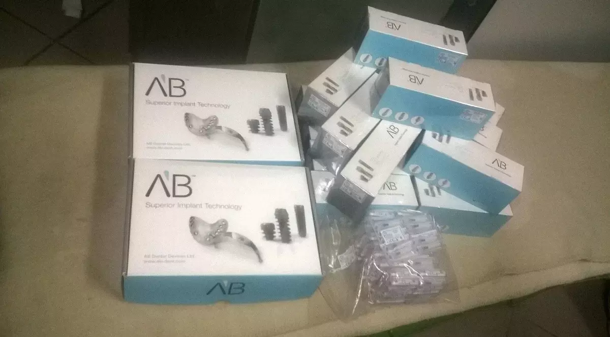 TÂNĂRĂ de 19 ani, PRINSĂ cu peste 200 de IMPLANTURI DENTARE de CONTRABANDĂ pe aeroportul Otopeni