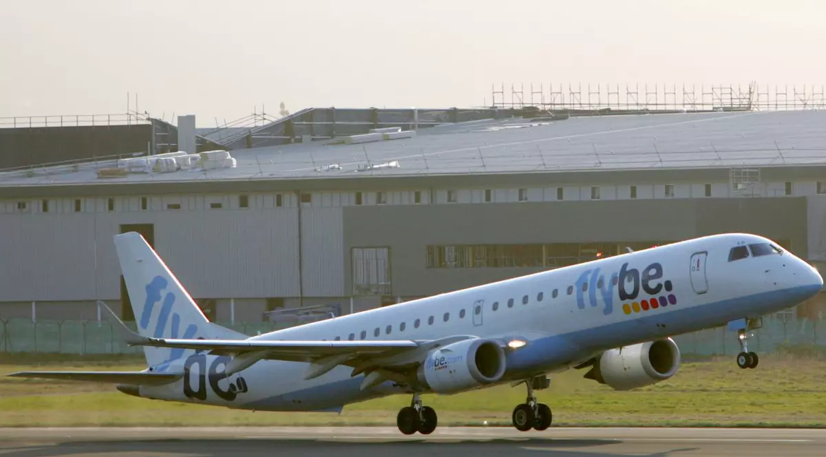 Incredibil! Mâna bionică a unui pilot de avion de pasageri s-a desprins în timpul aterizării 