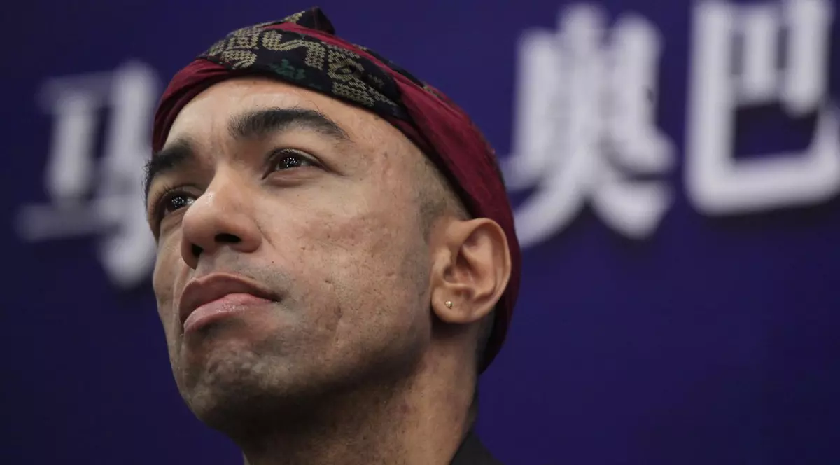 Fratele lui Obama ajută orfanii din China!