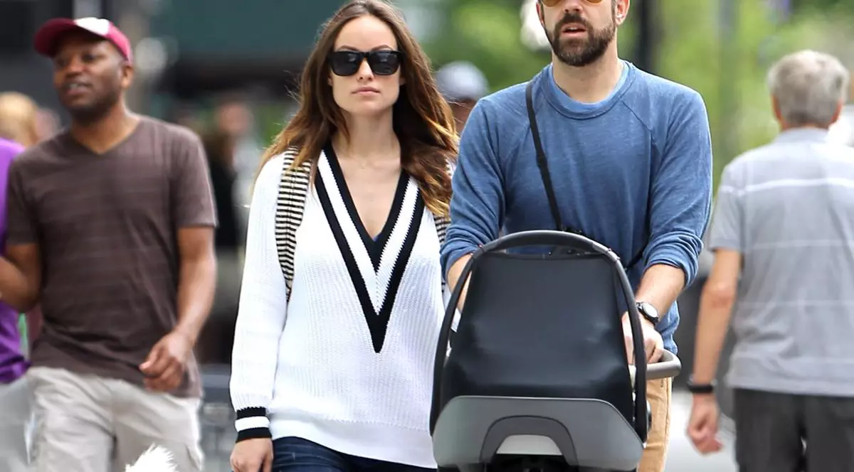 Actriţa Olivia Wilde îşi alăptează fiul în public | FOTO