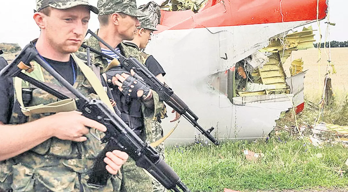 Separatiştii au vrut să doboare de fapt un avion rus ca să justifice invazia în Ucraina