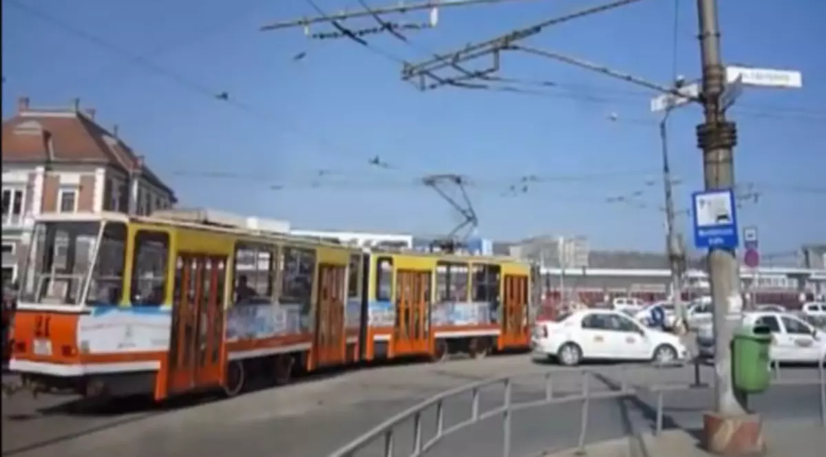 Un tramvai şi un troleibuz S-AU CIOCNIT LA CLUJ! Cel puţin 6 persoane SUNT RĂNITE