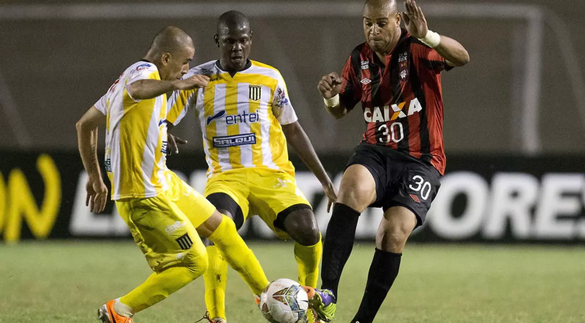 Scandal monstru în Brazilia! Adriano a organizat o petrecere nebună, încheiată mai repede 