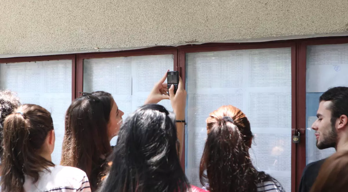 Tinerii vor la muncă, părinţii îi trimit la carte