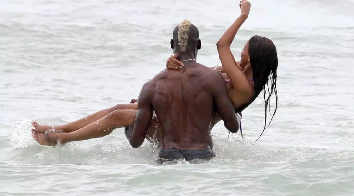 Balotelli, la mare cu prietenii și cu două fete! ^O ”traduce” pe Fanny?