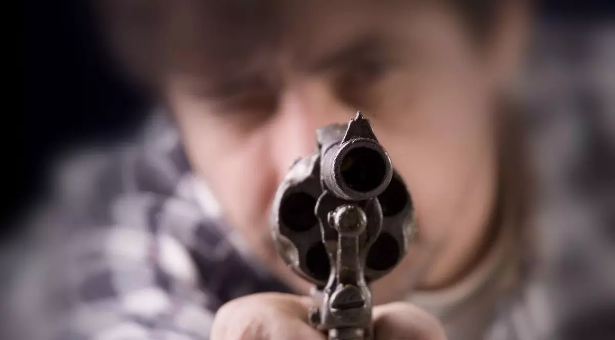 Un TÂNĂR S-A SINUCIS din GREŞEALĂ: încerca să-şi facă UN SELFIE cu ARMA în mână