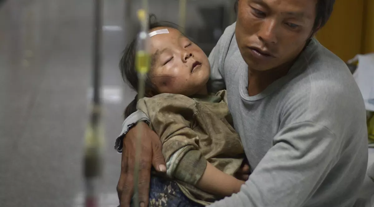 IMAGINI CUTREMURĂTOARE în China: 381 de persoane AU MURIT în urma SEISMULUI de 6,1 | FOTO