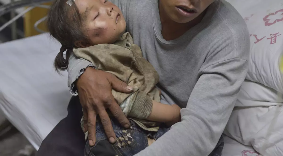 UPDATE | TRAGEDIE în CHINA! Peste 400 de MORŢI şi  2000 de RĂNIŢI, în urma UNUI CUTREMUR de 6,1