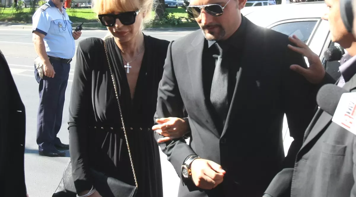 Dana, soţia lui Dinu Patriciu, ÎMPIETRITĂ DE DURERE, LA BRAŢUL FIULUI, LA ÎNMORMÂNTARE | FOTO