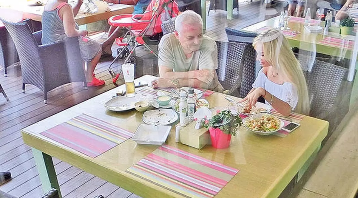 BELELE la întoarcerea de la mare! Iri şi Denisa au rămas în pană pe autostradă!