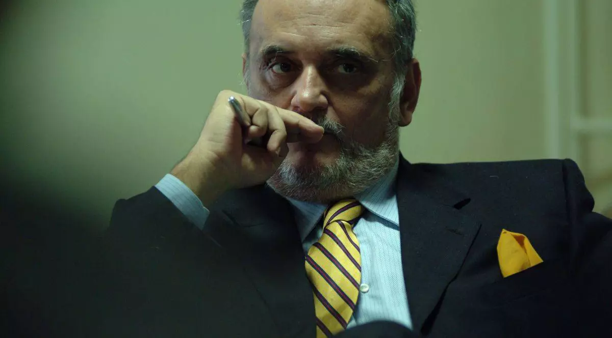 Sicriul cu trupul lui DINU PATRICIU va fi adus în ţară cu un AVION PRIVAT 