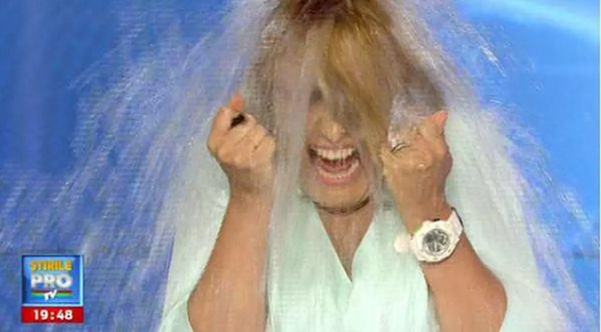 Asta nu s-a văzut la TELEVIZOR! Ce s-a întâmplat în studio, după ce  ANDREEA ESCA şi-a TURNAT GĂLEATA CU APĂ ÎN CAP! VIDEO DEMENŢIAL