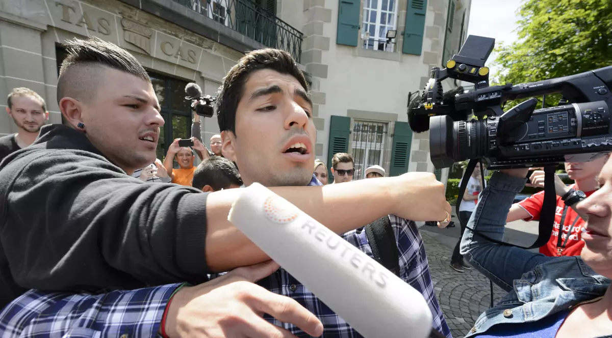 GALERIE FOTO / Luis Suarez provocat să muşte din nou, un fan i-a băgat mâna în gură