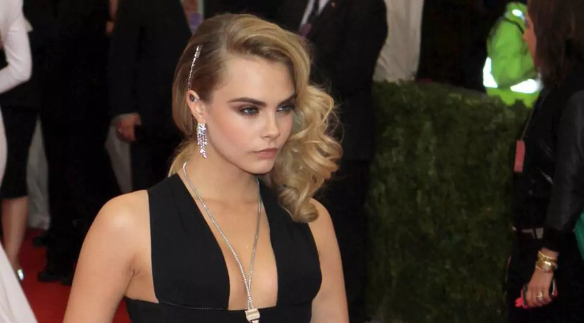 Cara Delevingne, "îngeraş" Victoria’s Secret, DATĂ AFARĂ din CASĂ de PĂRINŢI