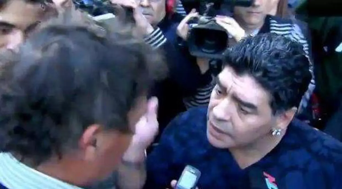 Maradona a pălmuit un jurnalist