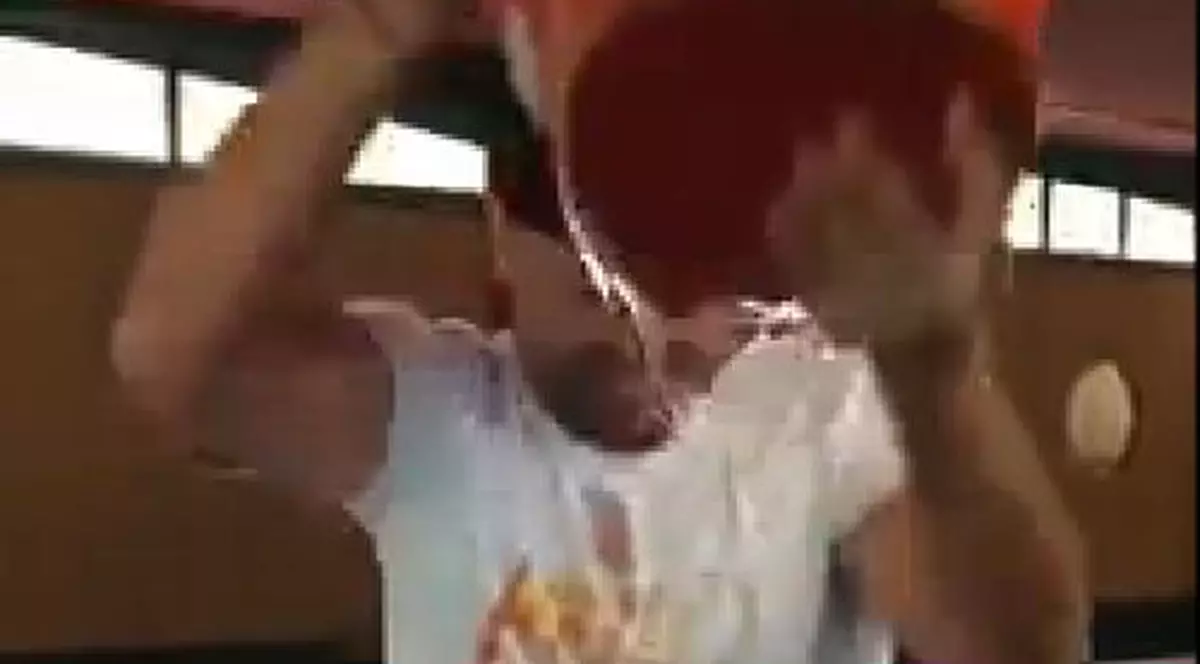 CA SĂ NU-ŞI STRICE NOUL PĂR, Măruţă A INTRAT în jocul cu GĂLETA cu ŞAPCA PE CAP | VIDEO