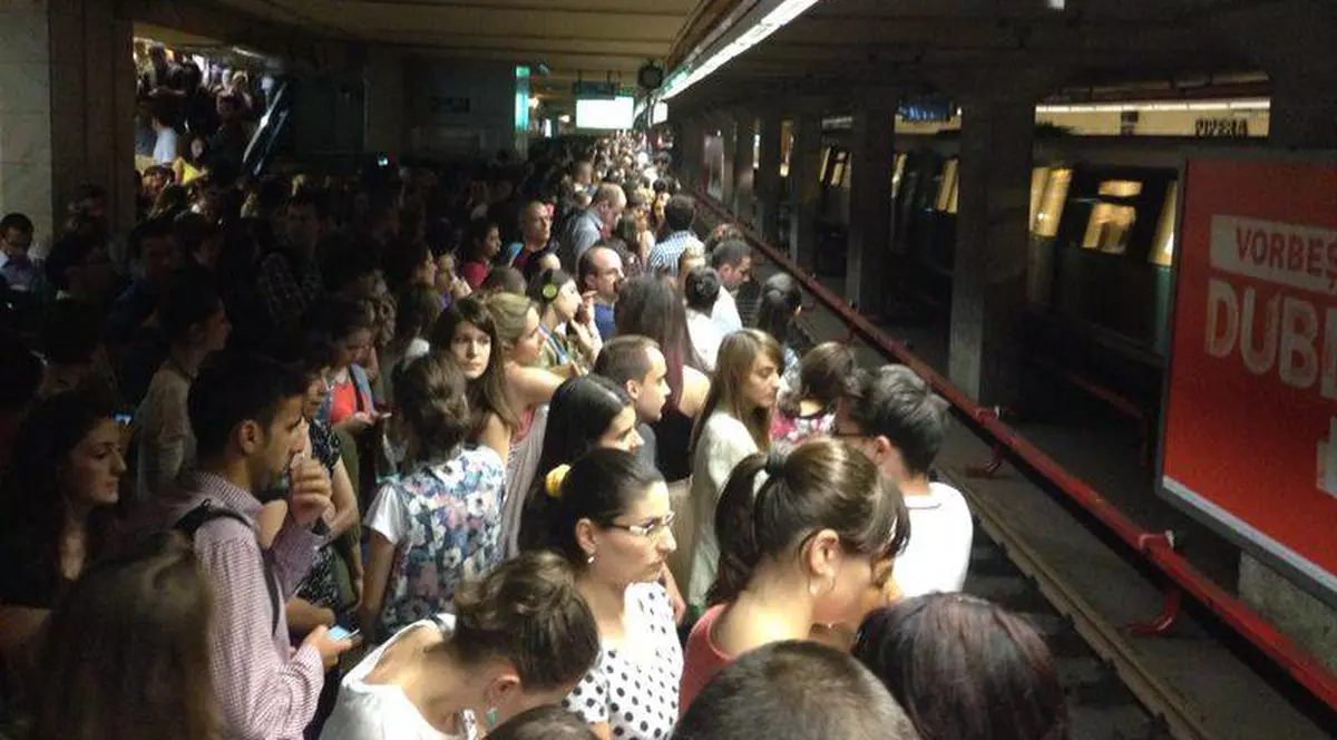 HAOS la METROU, în această dimineaţă! Una din NOILE GARNITURI s-a DEFECTAT!