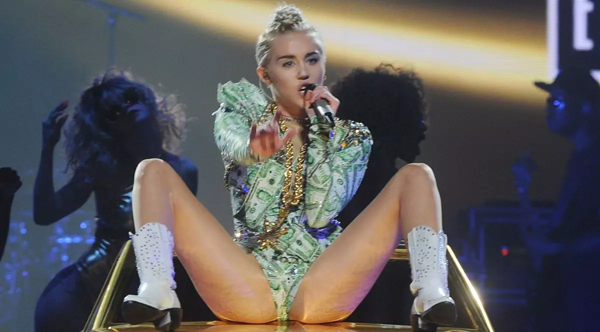 Miley Cyrus, GEST SCÂRBOS ÎN PAT | FOTO