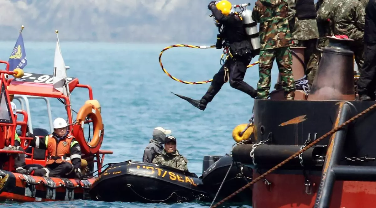 100 de OAMENI DISPĂRUŢI, după ce un FERIBOT cu 200 de pasageri a NAUFRAGIAT în Bangladesh