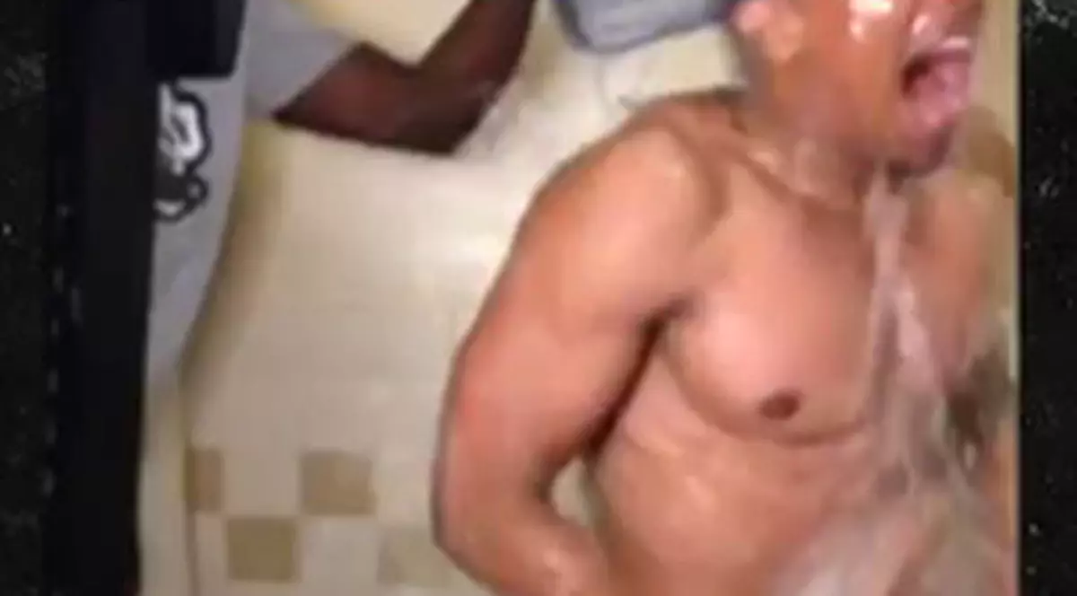 Nick Cannon şi-a turnat APĂ ÎN CAP, ÎNFĂŞURAT DOAR ÎNTR-UN PROSOP! VIDEO