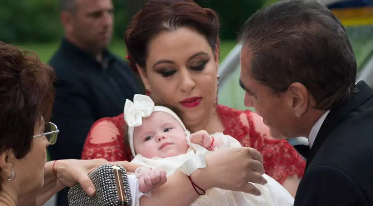 CÂT DE FRUMOS! Imagini DE EXCEPŢIE de la BOTEZUL fetiţei Oanei Roman | FOTO