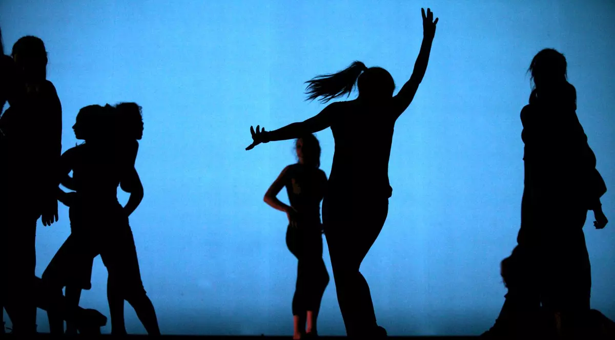 HALUCINANT! Ce SCUZĂ a INVENTAT un tânăr pentru a merge la o PETRECERE DEZMĂŢATĂ fără IUBITA lui