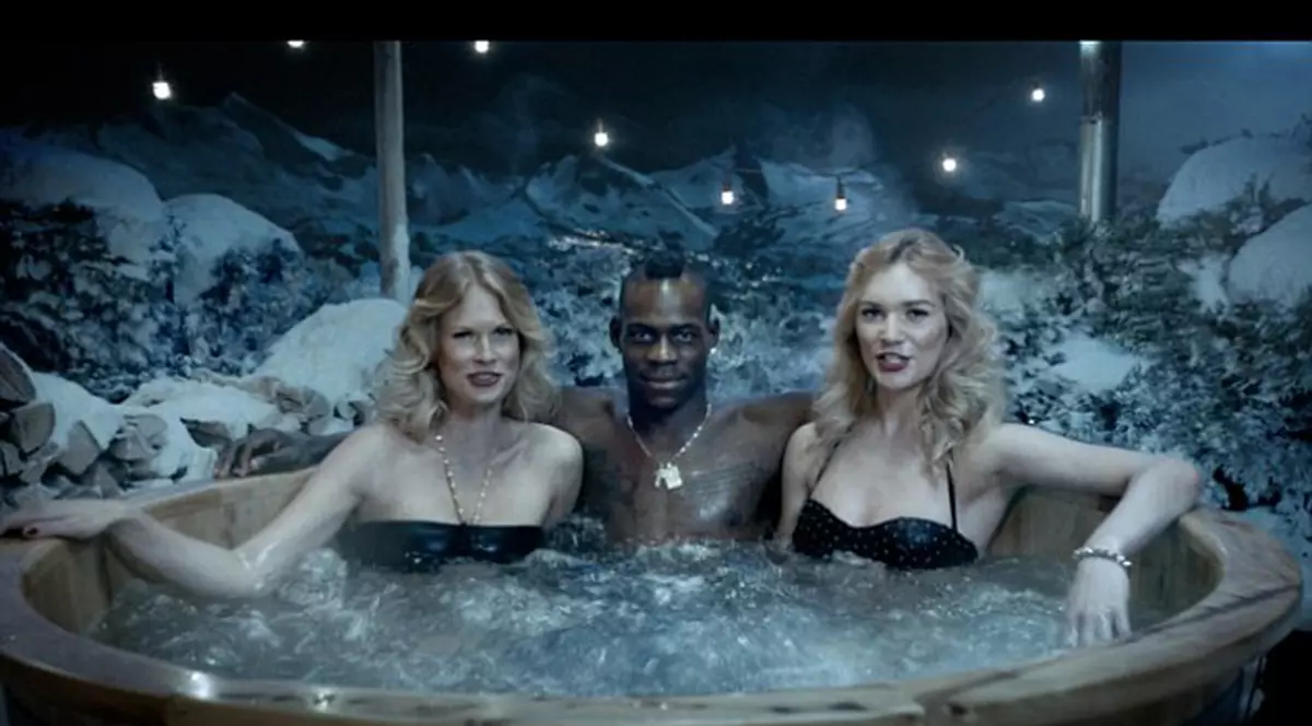 VIDEO NĂUCITOR / Usain Bolt şi Super Mario Balotelli nu se dezmint! S-au relaxat cu domnişoare fierbinţi, într-o cadă cu hidromasaj  