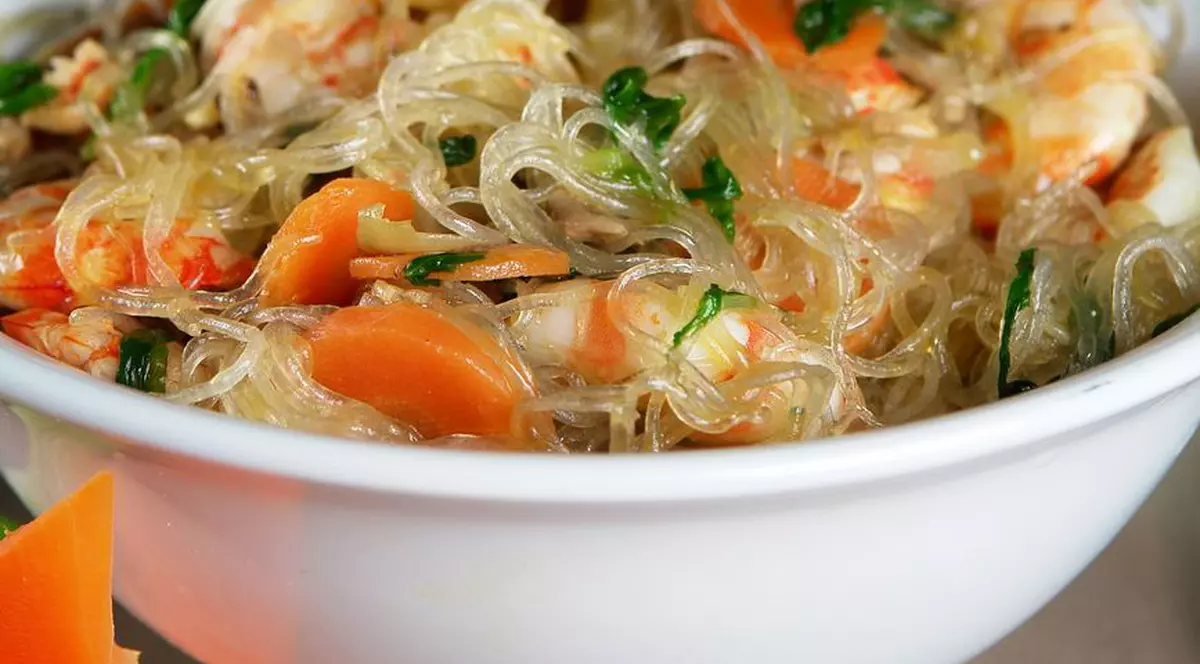 Ce se ÎNTÂMPLĂ dacă mâncăm tăiţei instant? PERICOLUL, mai mare pentru FEMEI