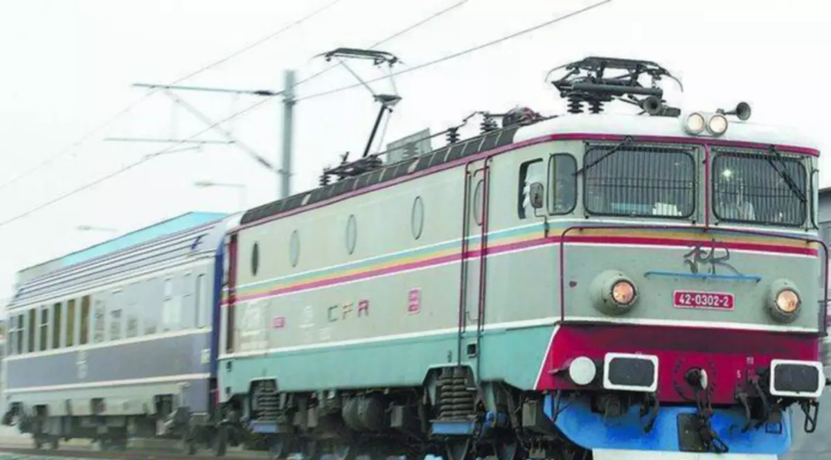 Autoturism SPULBERAT DE TREN, la Câmpia Turzii! Şoferul a scăpat în mod miraculos