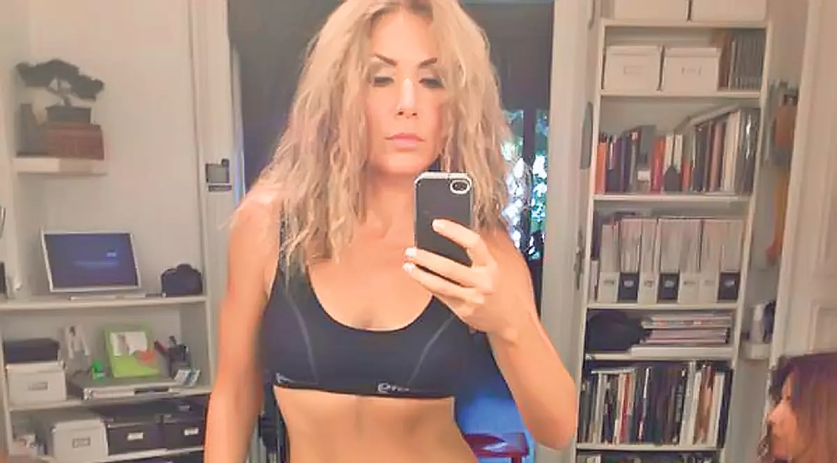 Carmen Brumă şi-a refăcut pătrăţelele de pe abdomen! Nici nu zici că a născut acum trei luni