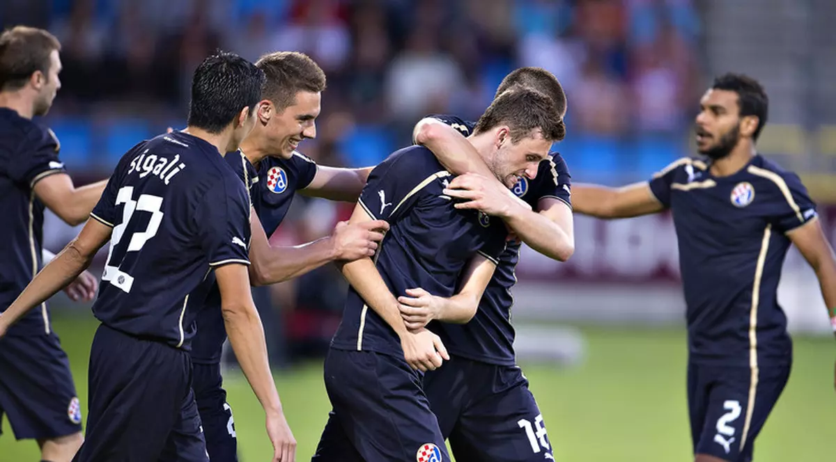 FOTO&VIDEO/ Jucătorii de la Dinamo Zagreb au ajuns la Ploieşti. Sunt păziţi de jandarmi!