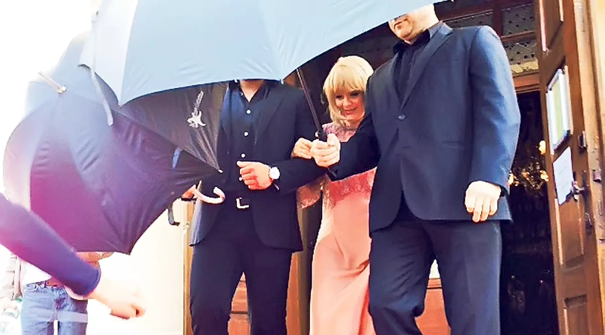 Brenciu şi-a dus soţia la altar în stil Michael Jackson