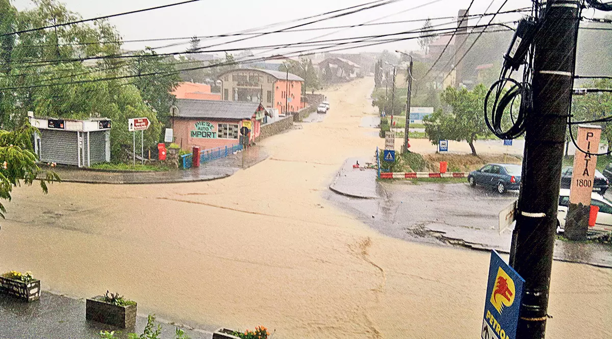 Dezastru la Orşova din cauza precipitaţiilor. Înghiţit de pământ!