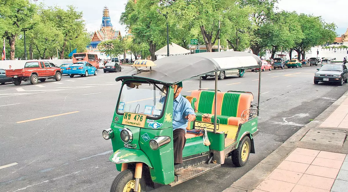 Nu are astâmpăr! Aventură în tuk-tuk | FOTO