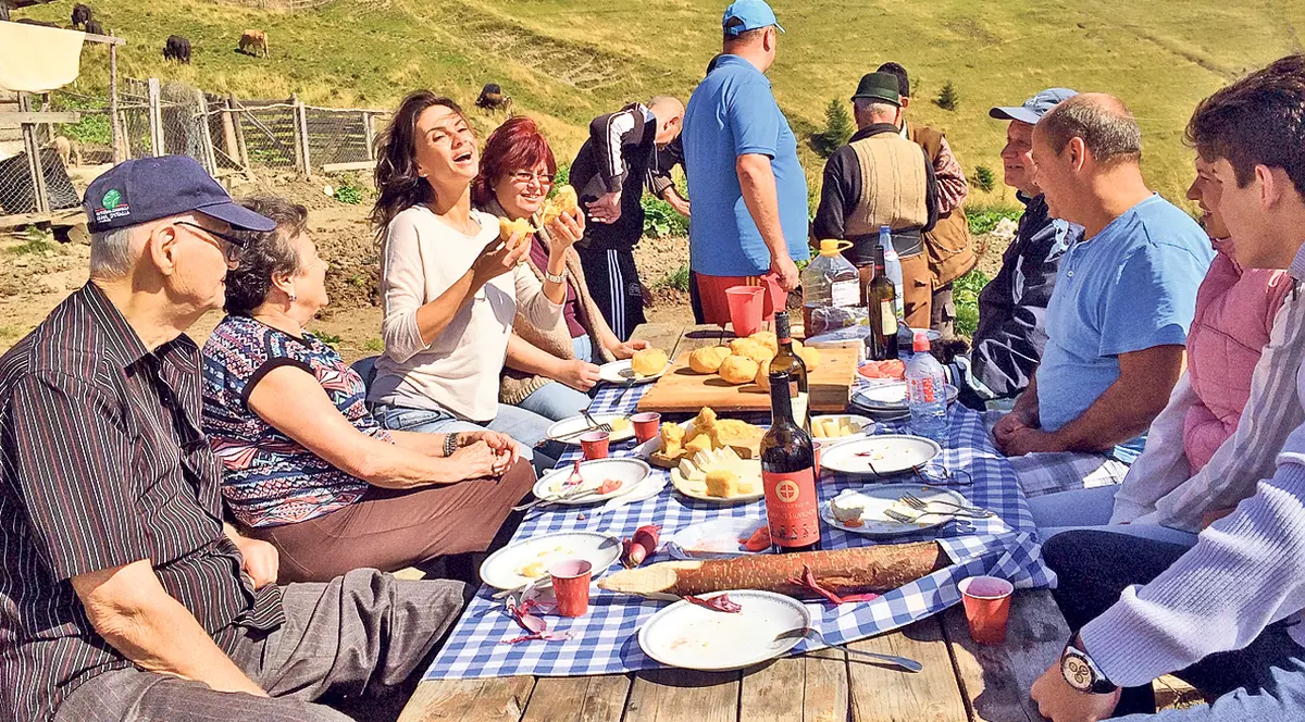 Ramona Bădescu şi-a sărbătorit tatăl, în natură