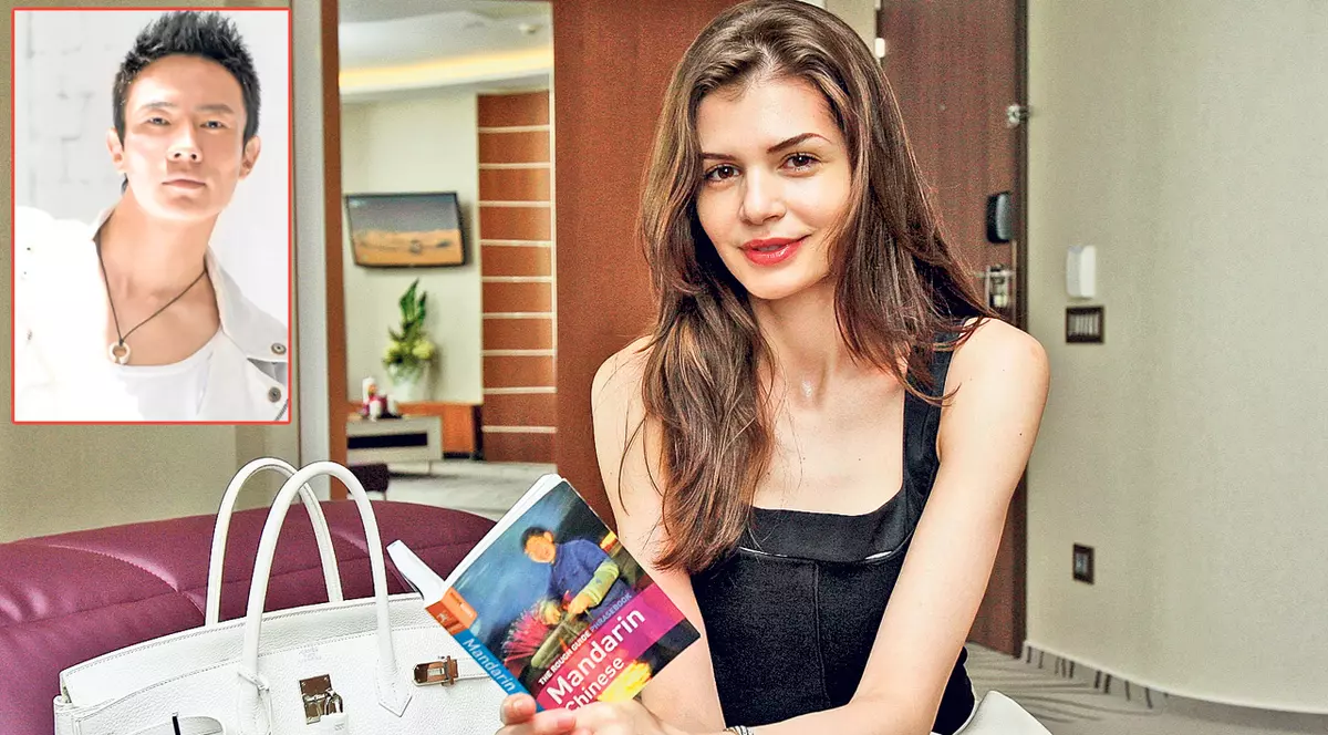 Monica vorbeşte chineza ca şi engleza