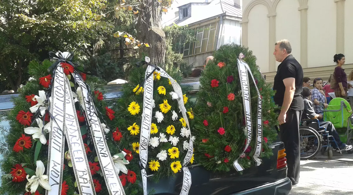 Andreea Bălan, ABSENTĂ de la înmormântarea bunicii. Bătrâna, CONDUSĂ pe ULTIMUL DRUM | FOTO