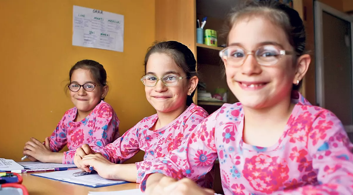 De 3 x eleve! Astăzi începe noul an şcolar