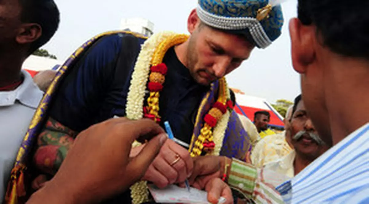 FOTO / Fanii au ÎNNEBUNIT când l-au văzut. Cum s-a îmbrăcat Materazzi când a ajuns în India