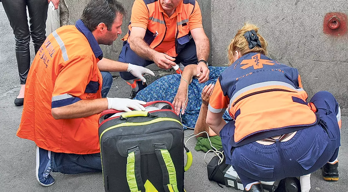 Studenţii la Medicină, obligaţi să se călească pe ambulanţă