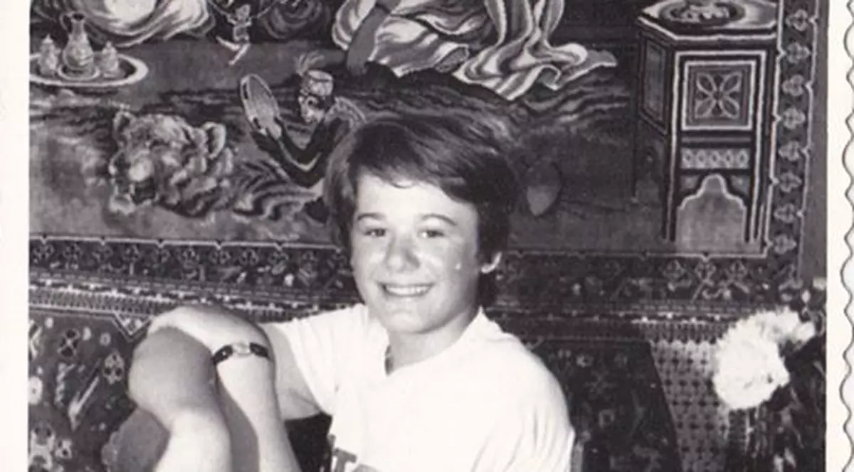 ZÂMBETUL ÎL TRĂDEAZĂ! Tu ŞTII cine este băieţelul ajuns acum O MARE VEDETĂ?