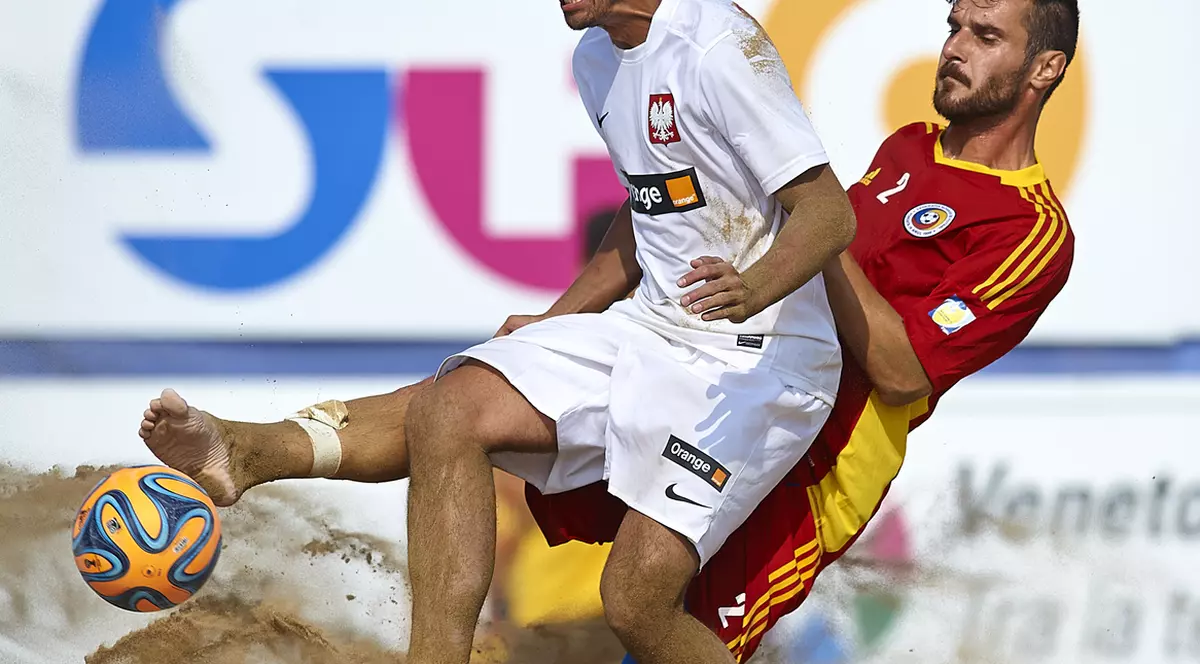 VIDEO / România a învins Polonia în preliminariile CM de fotbal pe plajă. Le-am dat cu Măciucă în cap!